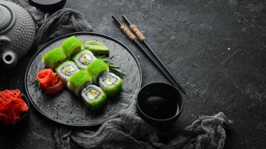 Yeşil suşi rulosu - Tobiko yeşil havyar ve karidesli. Geleneksel Japon mutfağı. Üst görünüm.