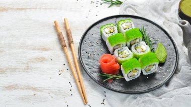 Yeşil suşi rulosu - Tobiko yeşil havyar ve karidesli. Geleneksel Japon mutfağı. Üst görünüm.