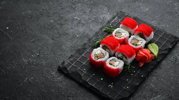 Sushi Rolky Červený Drak Kaviárem Tobiko Lososem Tradiční Japonská Kuchyně — Stock fotografie