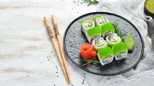 Yeşil suşi rulosu - Tobiko yeşil havyar ve karidesli. Geleneksel Japon mutfağı. Üst görünüm.