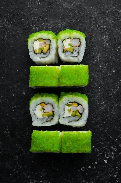 Green Sushi Rolls Com Tobiko Green Caviar Camarão Cozinha Tradicional — Fotografia de Stock