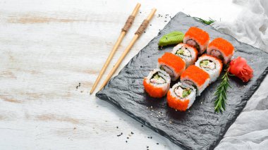 Yengeçli Japon suşisi. Restoran için suşi menüsü. Üst görünüm.