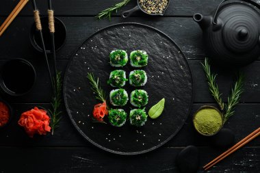 Suşi, deniz ürünleri ve Chuka salatasıyla birlikte. Yeşil suşi. Üst Manzara. Metnin için boş yer.