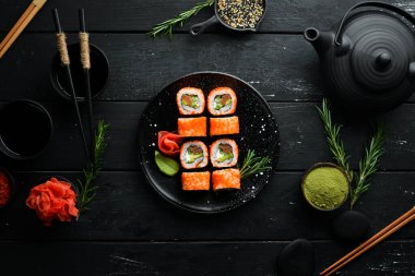 Havyar, avokado ve somon soslu suşi. Asya mutfağı. Üst Manzara. Metnin için boş yer.