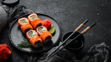 Havyar, avokado ve somon soslu suşi. Asya mutfağı. Üst Manzara. Metnin için boş yer.