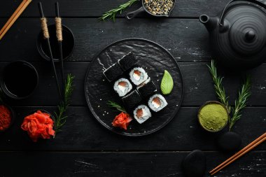 Siyah havyarlı, somonlu ve peynirli Fila Black. Üst Manzara. Metnin için boş yer.