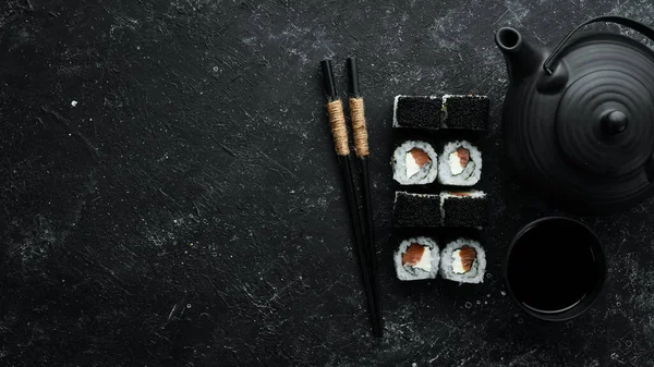 寿司卷 菲拉黑色与黑色鱼子酱 鲑鱼和奶酪 顶部视图 给你的文章腾出地方 — 图库照片