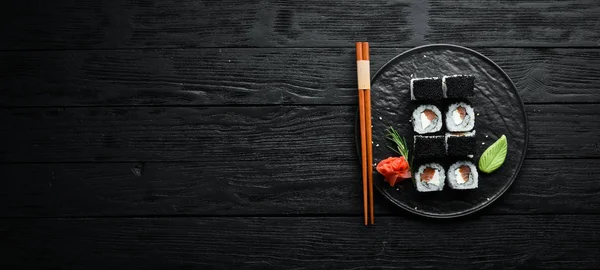 Rolos Sushi Fila Preto Com Caviar Preto Salmão Queijo Vista — Fotografia de Stock