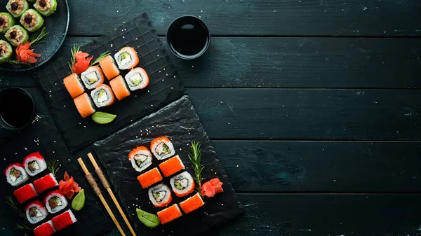 Zestaw Kolorowych Sushi Czarnych Talerzach Japońskie Jedzenie Widok Góry Wolne — Zdjęcie stockowe
