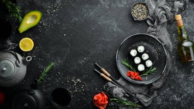 Maki böreği, Philadelphia peynirli ve salatalıklı. Klasik Japon suşisi. Üst Manzara. Metnin için boş yer