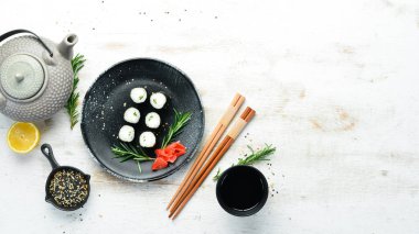 Maki böreği, Philadelphia peynirli ve salatalıklı. Klasik Japon suşisi. Üst Manzara. Metnin için boş yer
