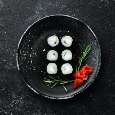 Maki böreği, Philadelphia peynirli ve salatalıklı. Klasik Japon suşisi. Üst Manzara. Metnin için boş yer