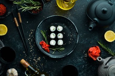 Maki böreği, Philadelphia peynirli ve salatalıklı. Klasik Japon suşisi. Üst Manzara. Metnin için boş yer