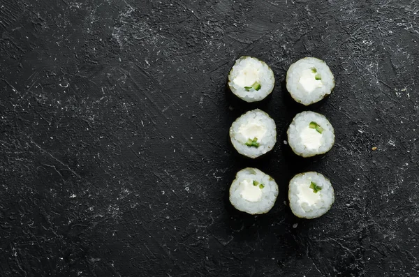 Maki Rolls Filadelfia Serem Ogórkiem Klasyczne Japońskie Sushi Widok Góry — Zdjęcie stockowe