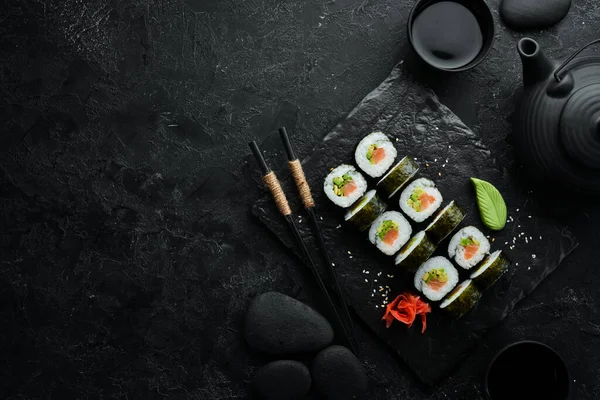 Sushi Tekercs Avokádóval Lazaccal Klasszikus Japán Sushi Első Látásra Szabad — Stock Fotó