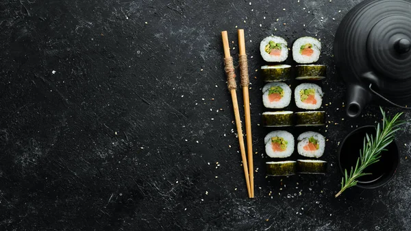 Sushi Rolky Avokádem Lososem Klasické Japonské Sushi Horní Pohled Volné — Stock fotografie