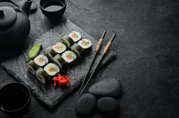 Sushi Menggulung Dengan Alpukat Dan Salmon Sushi Jepang Klasik Pemandangan — Stok Foto