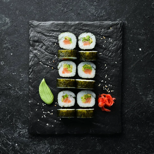Sushi Menggulung Dengan Alpukat Dan Salmon Sushi Jepang Klasik Pemandangan — Stok Foto