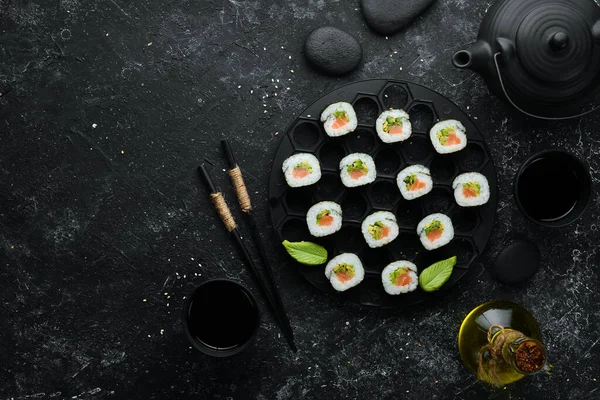 Sushi Bułki Awokado Łososia Klasyczne Japońskie Sushi Widok Góry Wolne — Zdjęcie stockowe