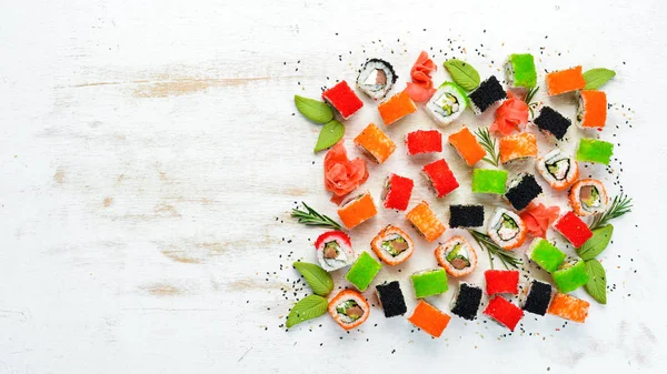Sushi Incastonato Fondo Bianco Legno Set Sushi Colorato Con Frutti — Foto Stock