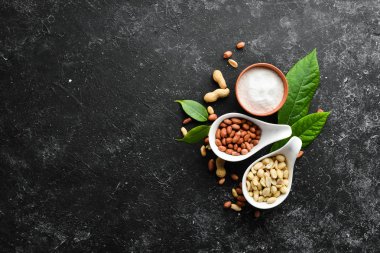 Tuzlu kavrulmuş fıstık ve tuz. Atıştırmalıklardan biraya. Metnin için boş yer.