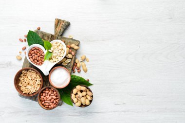 Tuzlu kavrulmuş fıstık ve tuz. Atıştırmalıklardan biraya. Metnin için boş yer.