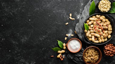 Tuzlu kavrulmuş fıstık ve tuz. Atıştırmalıklardan biraya. Metnin için boş yer.