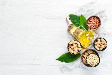 Fıstık yağı. Ahşap arka planda kavanozda. Üst görünüm.