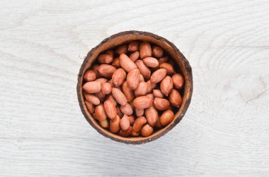 Fıstıklar eski masada kasede. Ceviz arkaplan. Üst görünüm.