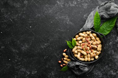 Fıstıklar eski masada kasede. Ceviz arkaplan. Üst görünüm.