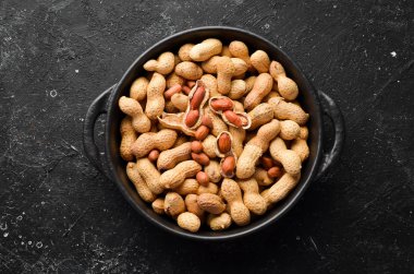 Fıstıklar eski masada kasede. Ceviz arkaplan. Üst görünüm.