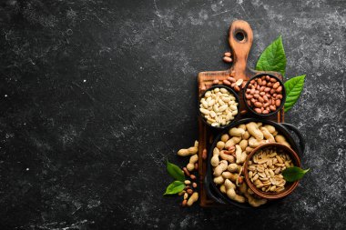 Siyah taşlı arka planda kasedeki fıstıklar. Ceviz arkaplan. Üst görünüm.