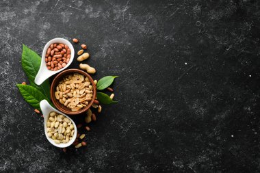 Siyah taşlı arka planda kasedeki fıstıklar. Ceviz arkaplan. Üst görünüm.