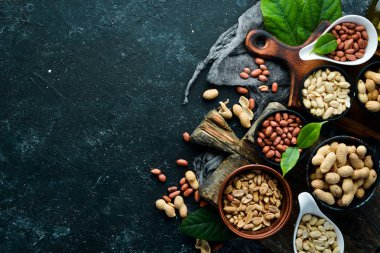 Siyah taşlı arka planda kasedeki fıstıklar. Ceviz arkaplan. Üst görünüm.