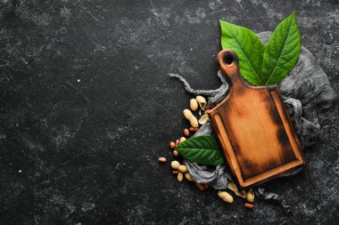 Siyah taşlı arka planda kasedeki fıstıklar. Ceviz arkaplan. Üst görünüm.