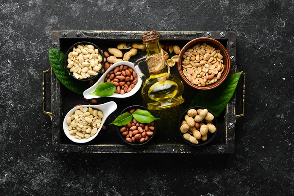 Aceite Cacahuete Prensado Frío Cacahuetes Sobre Fondo Piedra Negra Vista — Foto de Stock