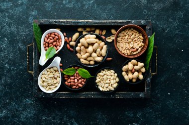 Siyah taşlı arka planda kasedeki fıstıklar. Ceviz arkaplan. Üst görünüm.