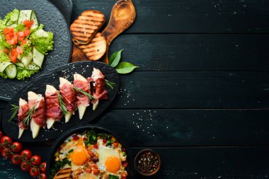 Siyah arka planda et, balık ve salata seti. Üst Manzara. Sağlıklı yiyecek çeşitleri.