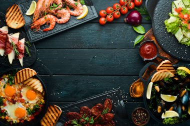 Siyah arka planda et, balık ve salata seti. Üst Manzara. Sağlıklı yiyecek çeşitleri.