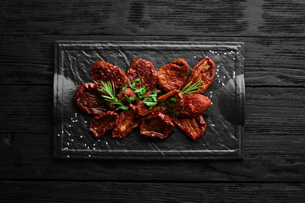 Italiaans Eten Zongedroogde Tomaten Met Verse Kruiden Specerijen Een Zwarte — Stockfoto