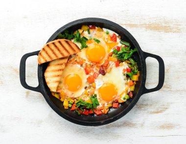 Shakshuka. Kızartma tavasında sebzeli yumurta. Üst Manzara. Geleneksel İsrail mutfağı.