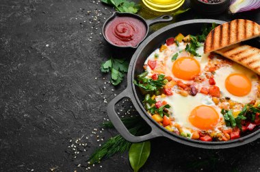 Shakshuka. Kızartma tavasında sebzeli yumurta. Üst Manzara. Geleneksel İsrail mutfağı.