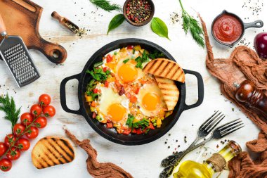 Shakshuka. Kızartma tavasında sebzeli yumurta. Üst Manzara. Geleneksel İsrail mutfağı.