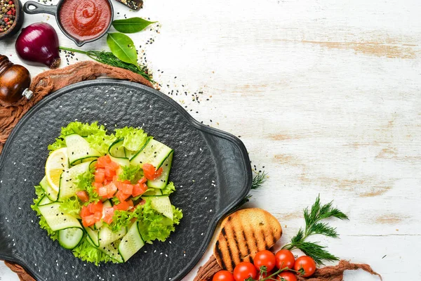 Ensalada Con Pepino Salmón Lechuga Comida Saludable Plato Piedra Negra —  Fotos de Stock