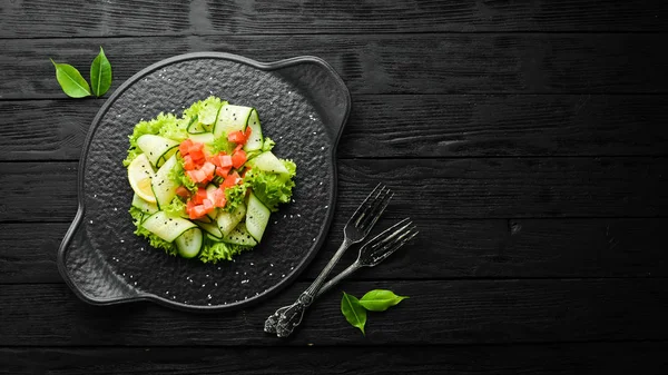 Salada Com Pepino Salmão Alface Comida Saudável Numa Placa Pedra — Fotografia de Stock