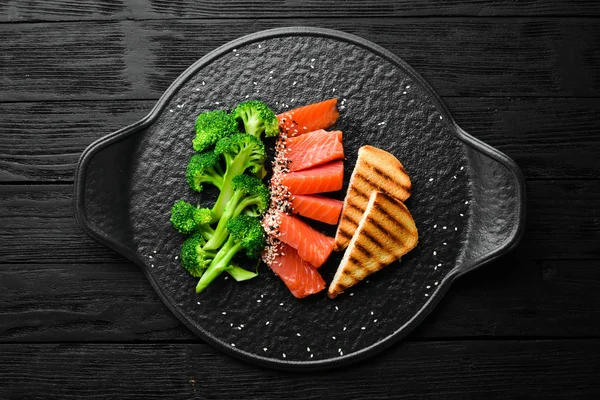 Brokkoli Und Gesalzener Lachs Gesunde Ernährung Auf Einer Schwarzen Steinplatte — Stockfoto