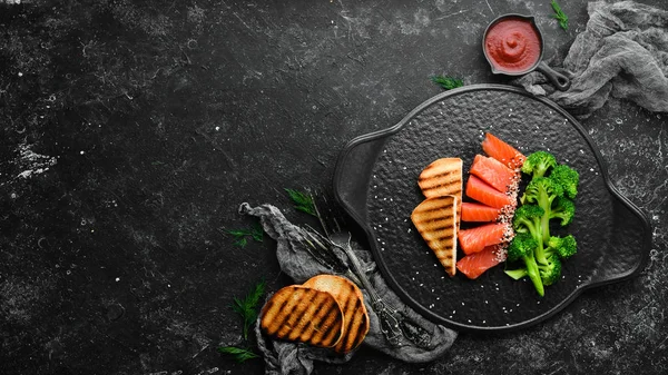 Brokkoli Und Gesalzener Lachs Gesunde Ernährung Auf Einer Schwarzen Steinplatte — Stockfoto