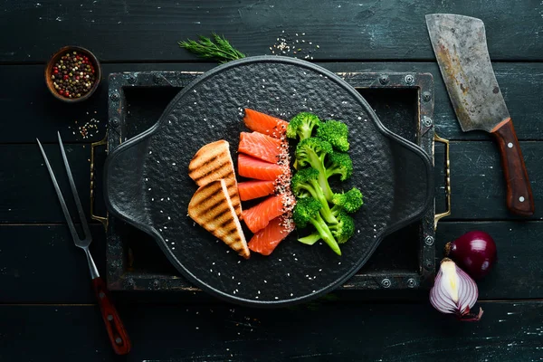 Brokkoli Und Gesalzener Lachs Gesunde Ernährung Auf Einer Schwarzen Steinplatte — Stockfoto