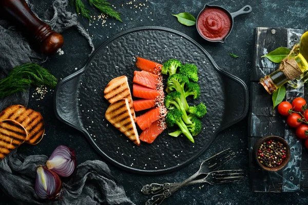 Brócoli Salmón Salado Alimento Saludable Para Dieta Plato Piedra Negra — Foto de Stock