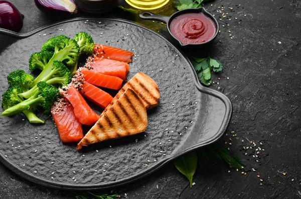 Brócoli Salmón Salado Alimento Saludable Para Dieta Plato Piedra Negra —  Fotos de Stock